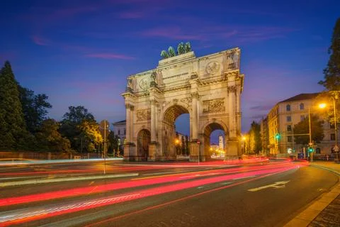 Victory Gate Siegestor Munich at night with long exposure light trails Stock-Fotos
