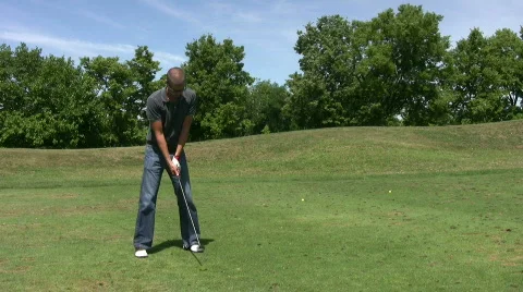 Vid044 man golfing 스톡 동영상 493443