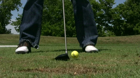 Vid045 man golfing at range with driver 스톡 동영상 493394