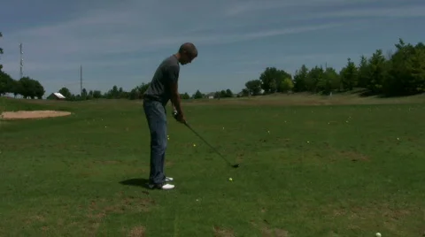 Vid047 man golfing at range 스톡 동영상 493324