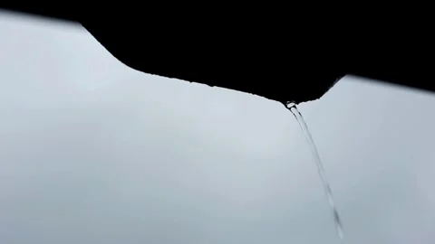 Video 4K slow motion rain storm in bad weather on roof of house flowing down 스톡 동영상 336571036