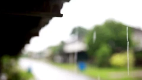 Video 4K slow motion rain storm in bad weather on roof of house flowing down 스톡 동영상 336571054