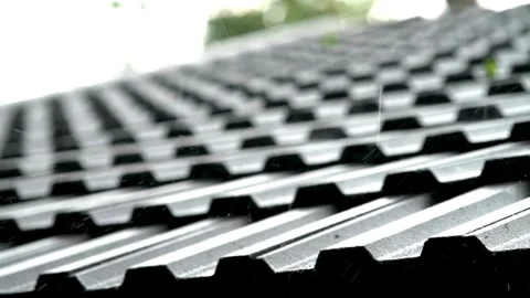 Video 4K slow motion rain storm in bad weather on roof of house flowing down 스톡 동영상 336571084