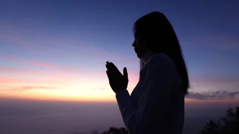 Video 4k  Slow motion,  Silhouette of woman Praying hands with faith in rel.. Stock Footage 336934214