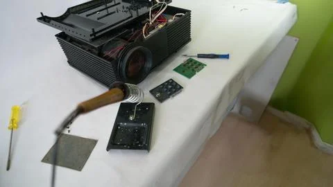 Video and multimedia projector open for maintenance with led lamp Foto stock
