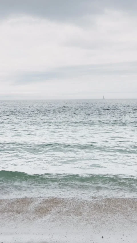 Video background with ocean waves crashing on the sandy beach Видео 284942117