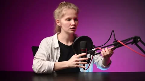 Video blogger speaks into the microphone in front of the camera. Stockbeeldmateriaal 141508161