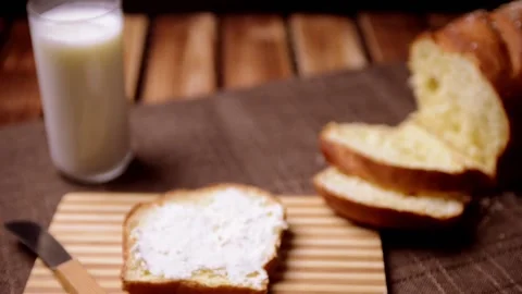 Video bread and chesse spread with glass of milk Vídeos de archivo 152645523
