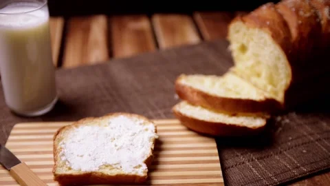 Video bread and chesse spread with glass of milk Vídeos de archivo 152645585