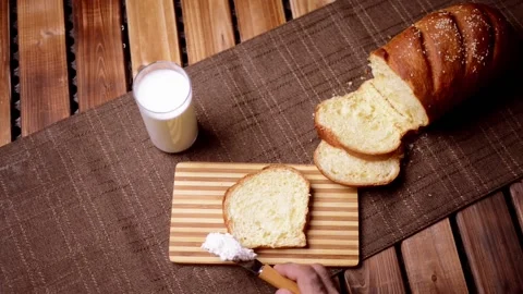 Video bread and chesse spread with glass of milk Vídeos de archivo 152645869