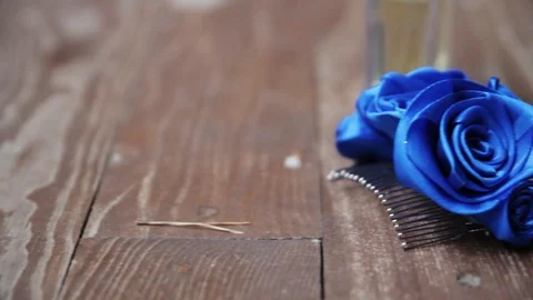 Video camera in motion. In the frame of flowers, perfume, hairpin, comb. Vidéo 106577001