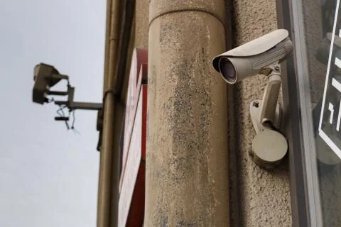 Video camera security system on the wall of the building Foto stock