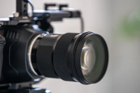 Video Camera on Tripod Close up with Focus on Lens. Foto stock