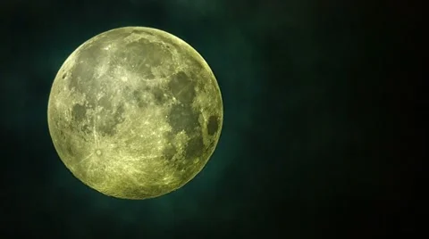 Video captured by telescope - beautiful full moon in clouds 库存影片 40975404
