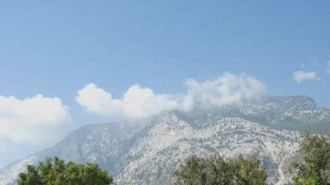 The video captures the majesty of a large mountain range, with clear blue sk Vídeos de archivo 320467711