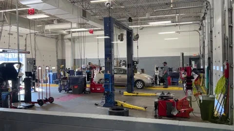 Video of a Car Pulling in for a Oil Change at Walmart Auto Care Vídeo Stock 264769495