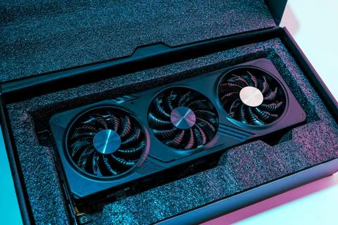 Video card for a computer with three fans lies in holders in the shipping box Foto stock