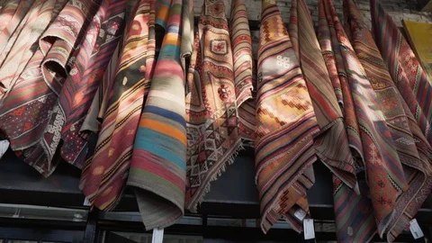 Video of carpets with a geometric pattern displayed in the store on the market . 스톡 동영상 128552269