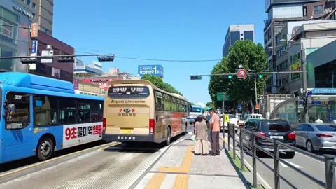 Video of city buses running on the central bus lane in Jongno, Seoul Stock Footage 312864767
