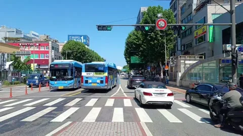 Video of city buses running on the central bus lane in Jongno, Seoul Stock Footage 312864807