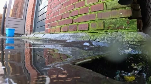 Video cleaning and scrubbing the deck floor into a drain. 库存影片 332802433