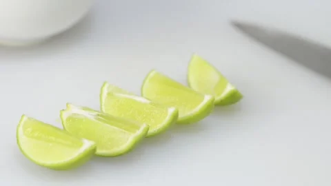 Video Close up of green lime sliced and grouped Vídeos de archivo 166919245