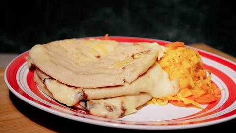 Video close up push in of cheese pupusas from El Salvador, nestled on a vib.. Stock-Footage 266462360