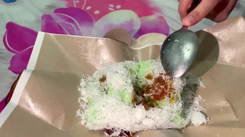 Video close-up slicing putu cake Stock Footage 322588362