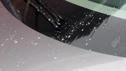 Video close up of soap running down car after windshield wipers are done. Vidéo 341681680