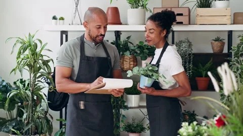 Video of couple of florists doing inventory while working together in a flo.. 库存影片 330290954
