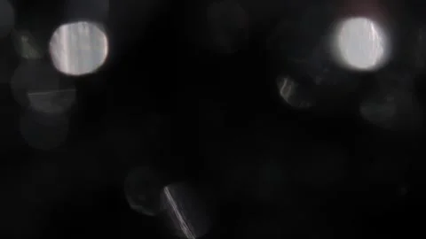 Video of defocused white bokeh lights twinkling in the dark of night Vídeo Stock 318058166