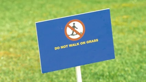 Video of do not walk on grass sign in 4K Vidéo 77269541