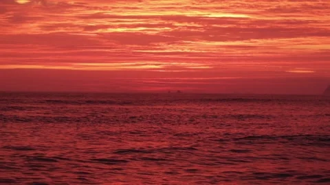 Video of a dramatic sunset over the ocean with storm clouds in the sky. Vídeo Stock 236274442