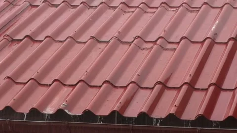Video of Drizzling Rain Water Dripping, Hitting the red Concrete Tiles Roof Stockbeeldmateriaal 336571375