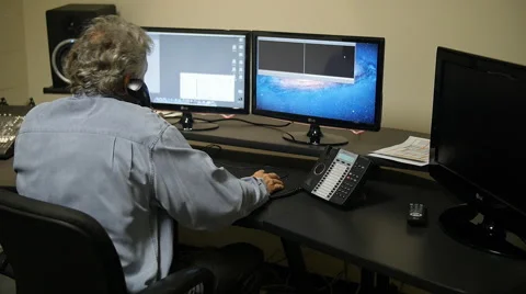 VIDEO EDITOR WITH DOLLY MOVE Video stock 58952550