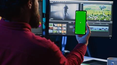 Video editor following tutorial on green screen smartphone, learning to apply Fotos Stock