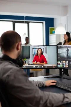 Video editor talking with remote customer in web online meeting Foto stock