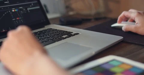 Video editor works with footage Vidéo 79900786