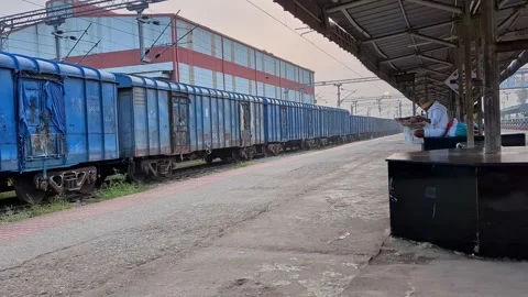 Video of empty railway station with long freight train standing on tracks a.. Vídeos de archivo 335873944