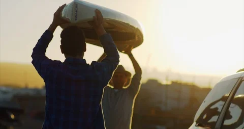 Video of father and son loading paddleboards on car. Vidéo 88377693