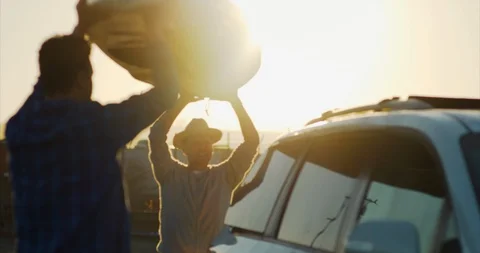 Video of father and son loading paddleboards on car. Vidéo 88377699