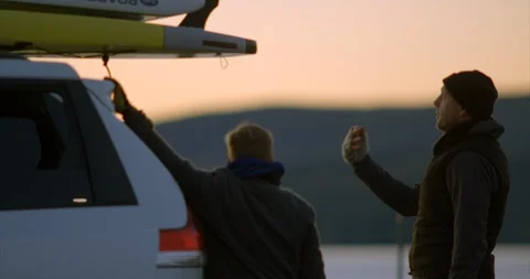 Video of father and son unloading paddleboards at beach. 스톡 동영상 88372976