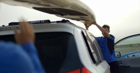 Video of father and son unloading paddleboards at beach. 스톡 동영상 88377957