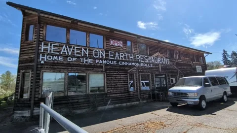 Video featuring rustic “Heaven on Earth” log cabin restaurant Vídeos de archivo 334695073