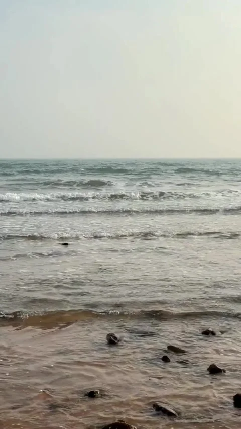 Video of gentle ocean waves lapping on sandy shore at sunrise Vidéo 333605287