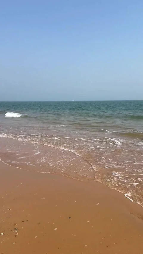 Video of gentle ocean waves lapping on sandy beach at sunrise Vidéo 333605325