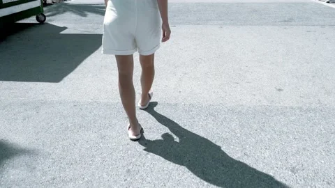 Video of girl walking on promenade between palms Vidéo 208294853