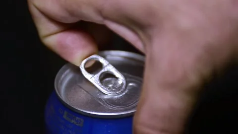 Video of hands opening a blue can of cola Видео 141705983
