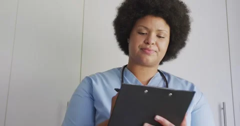 Video of happy plus size african american female doctor using tablet Video stock 342798139