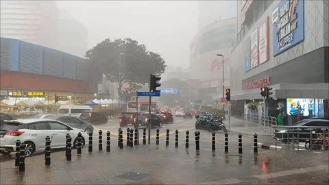 Video of heavy rain at a busy intersection Stock Footage 322926474